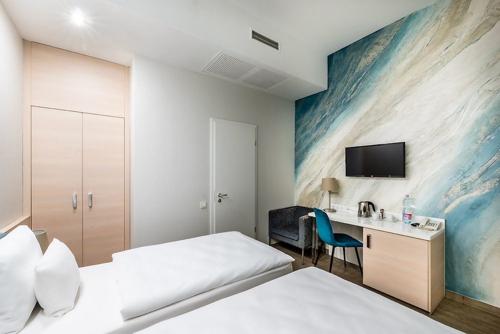 ROOM, DOUBLE OR TWIN BED, ATRIUM VIEW