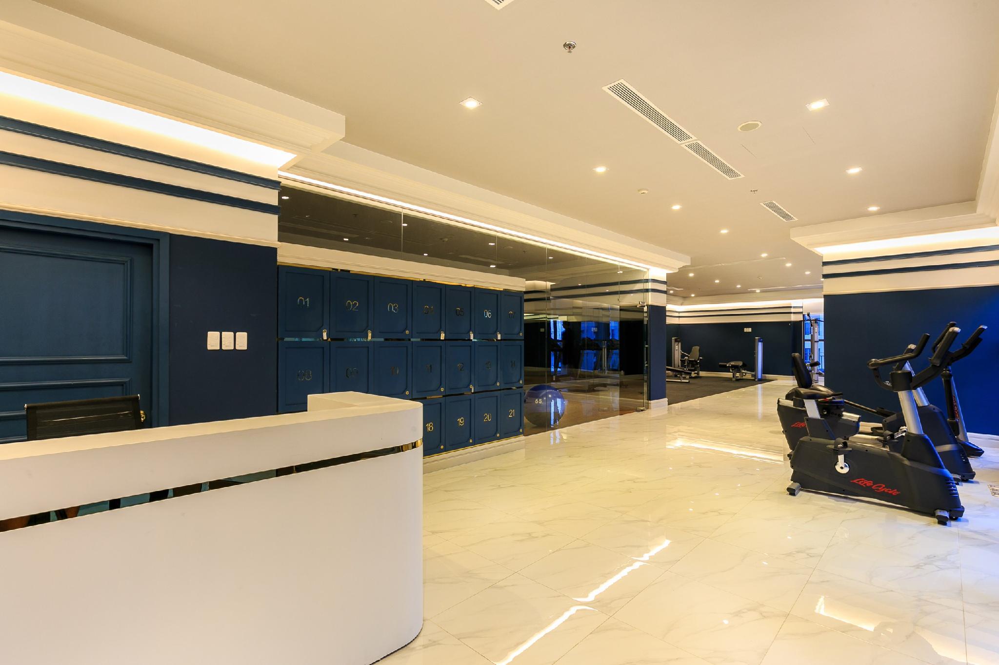 Luxury Hotel 6/75