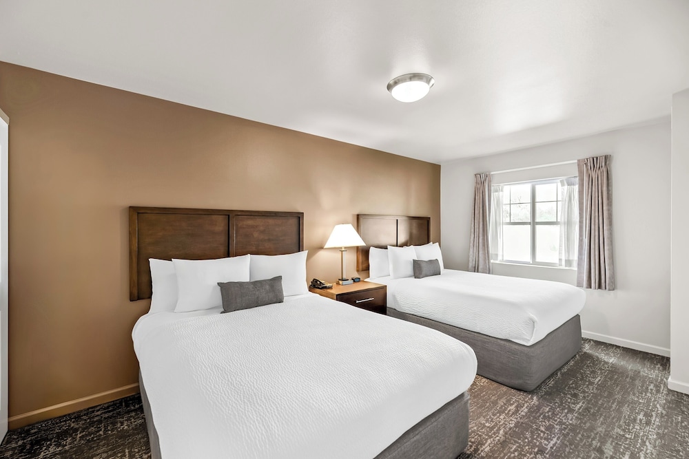 Ledgestone Hotel 24/68