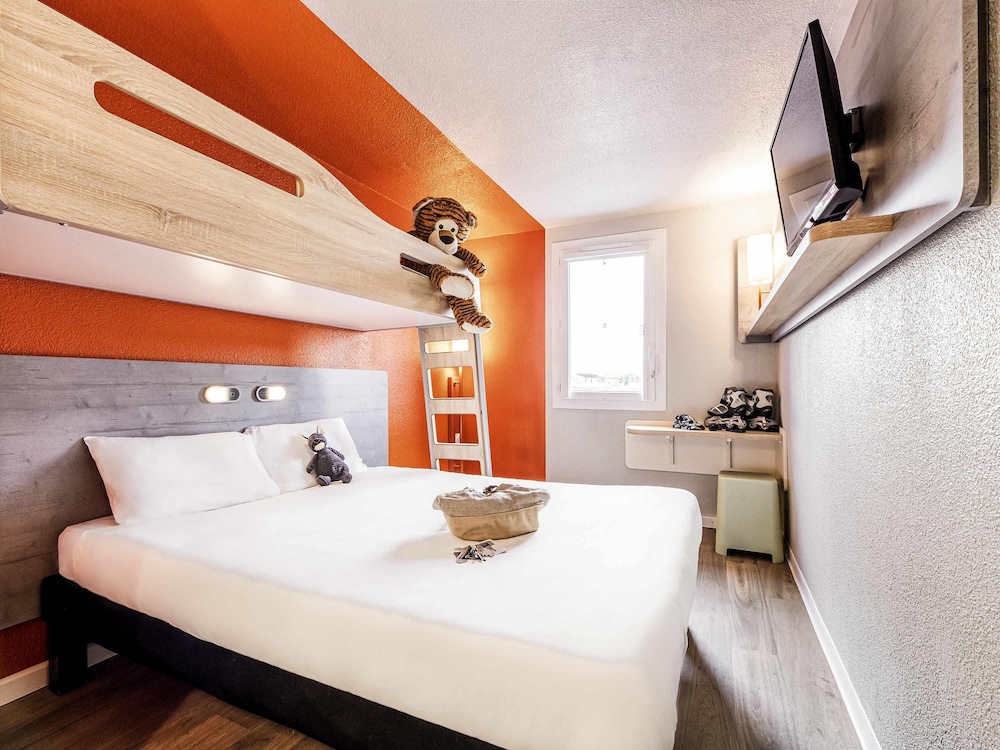 ROOM, TRIPLE, MULTIPLE BEDS