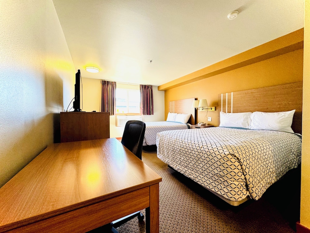 Bay City Motor Inn 24/67