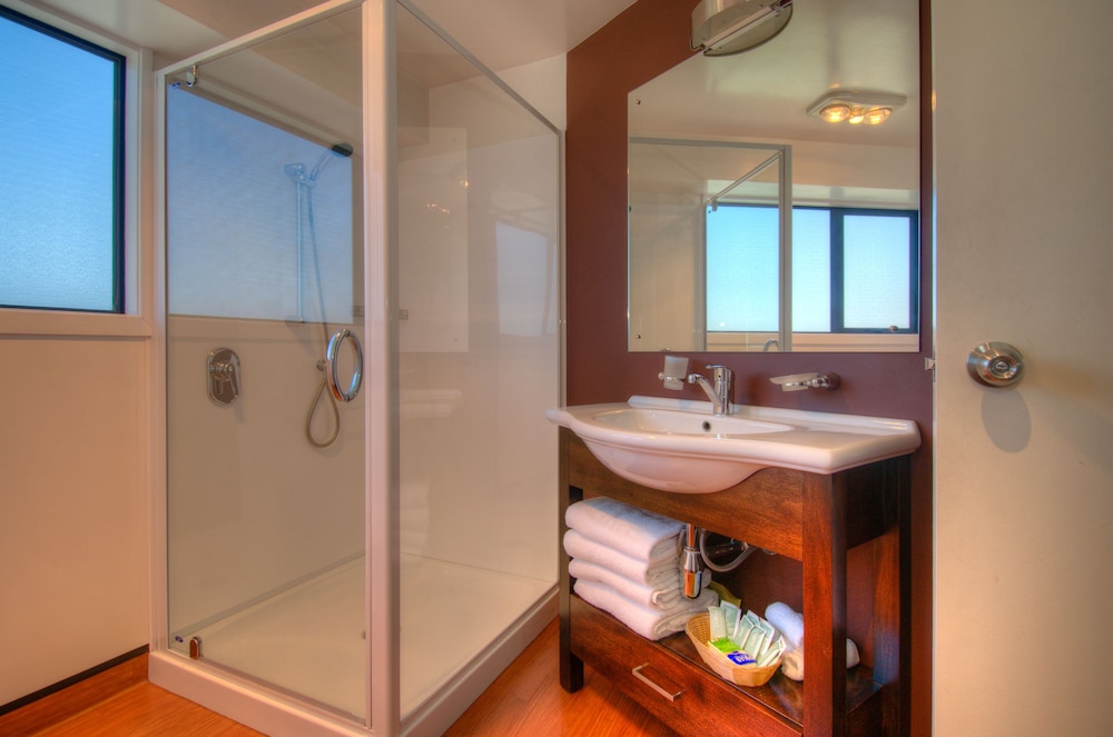 Four Seasons Motel 43/44