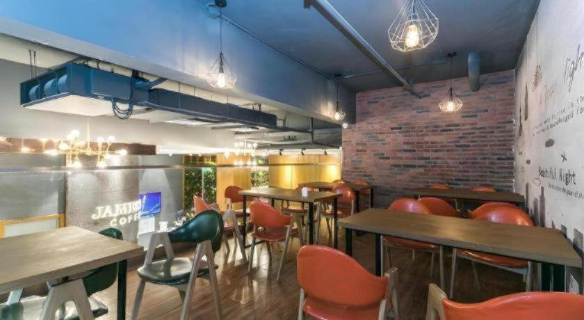 James Joyce Coffetel (Tianjin Railway Station) 49/54