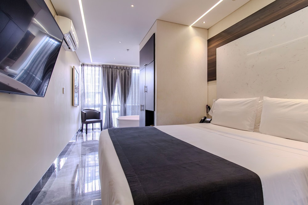 ROOM, JETTED TUB