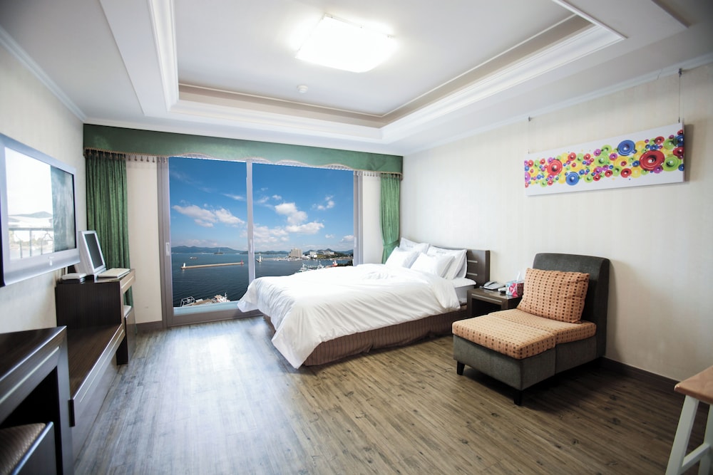 CONDO, SUITE