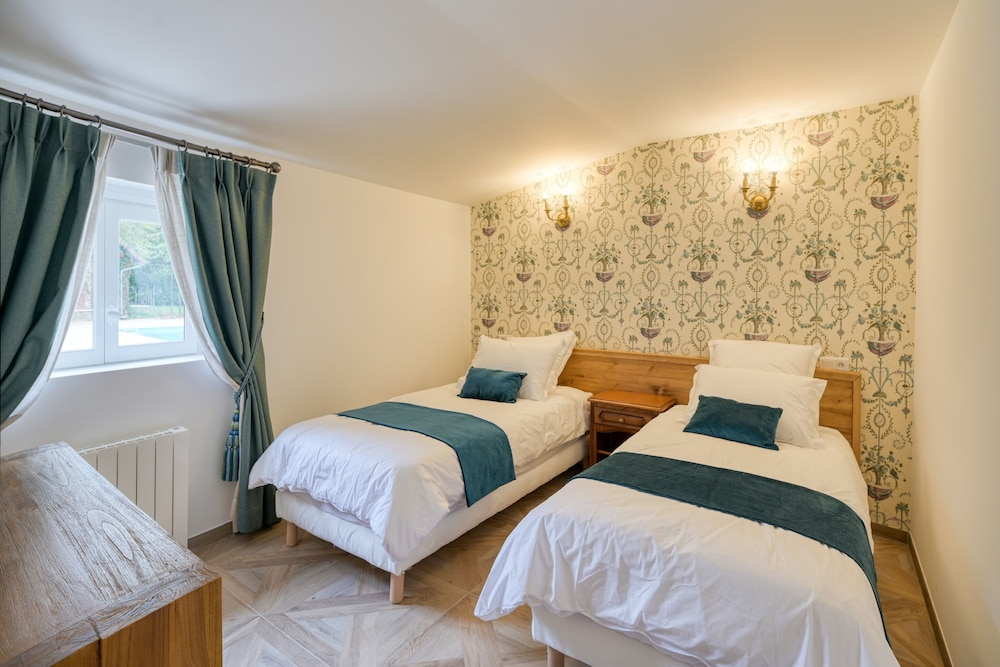 Family, House, Queen and Twin Beds, Sofa