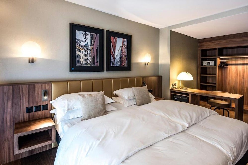 Central Plaza Hotel 34/81