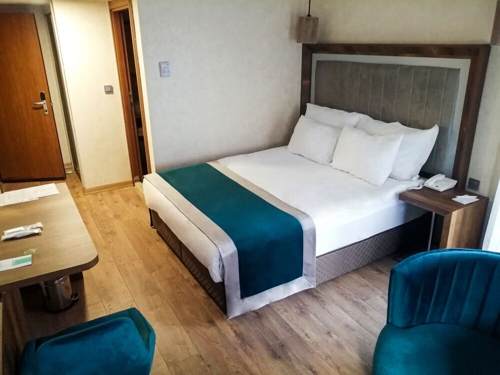 The Life Hotel & Spa 12/71