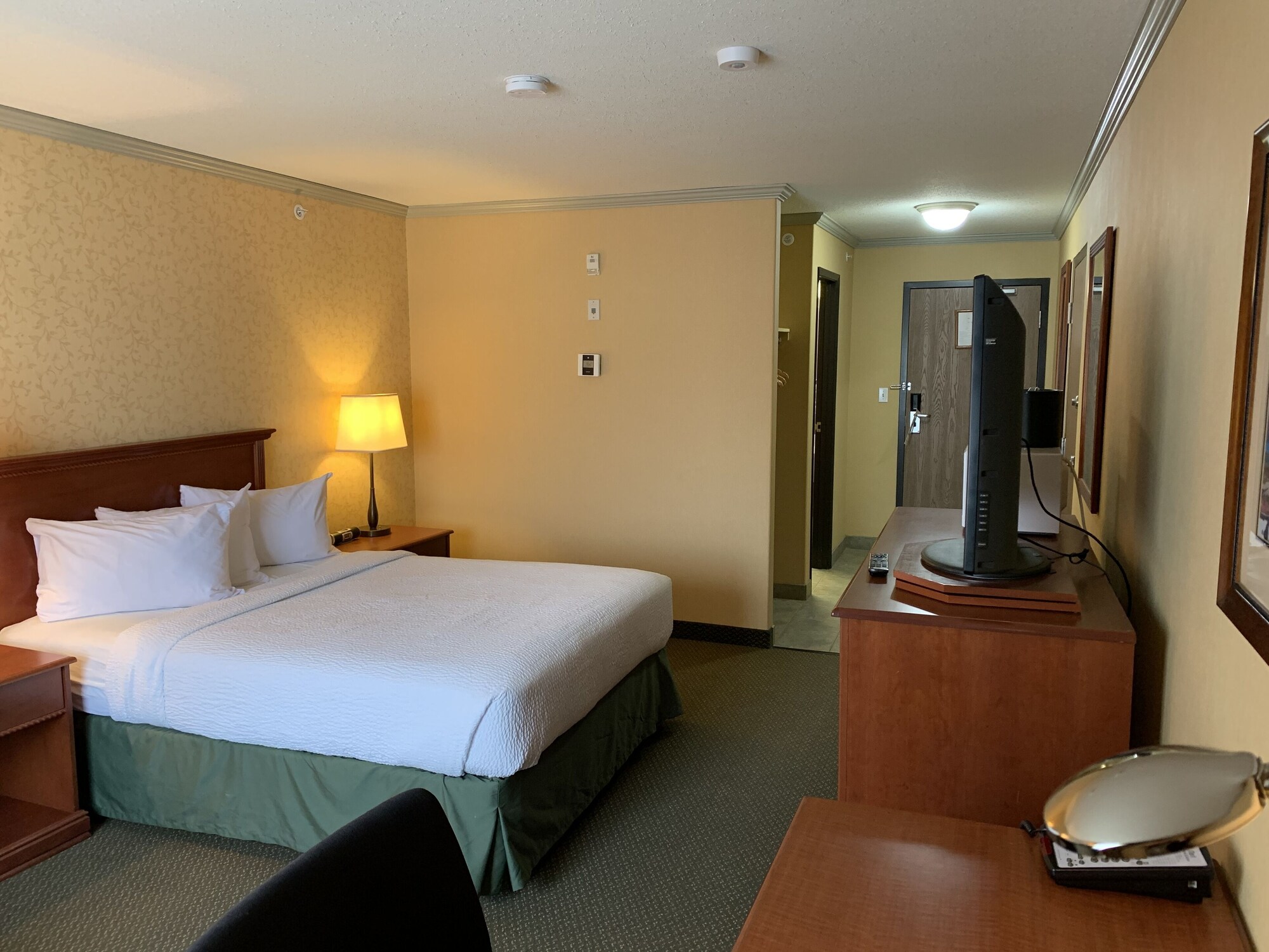 غرفة سوبيريور بسرير كوين، Merit Hotel And Suites 2/8