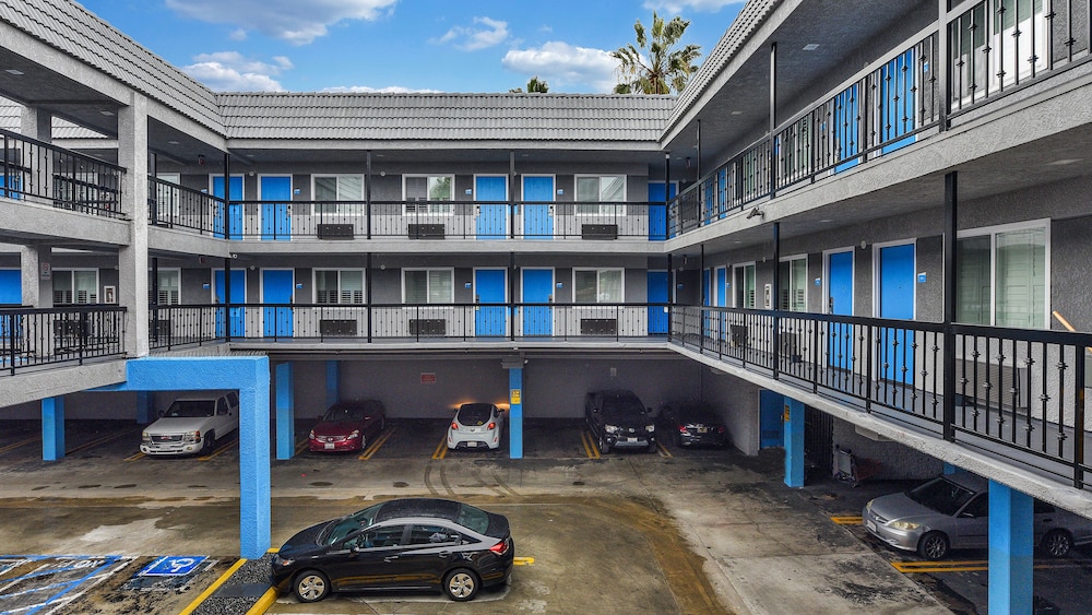 Hollywood Inn Express LAX 6/35