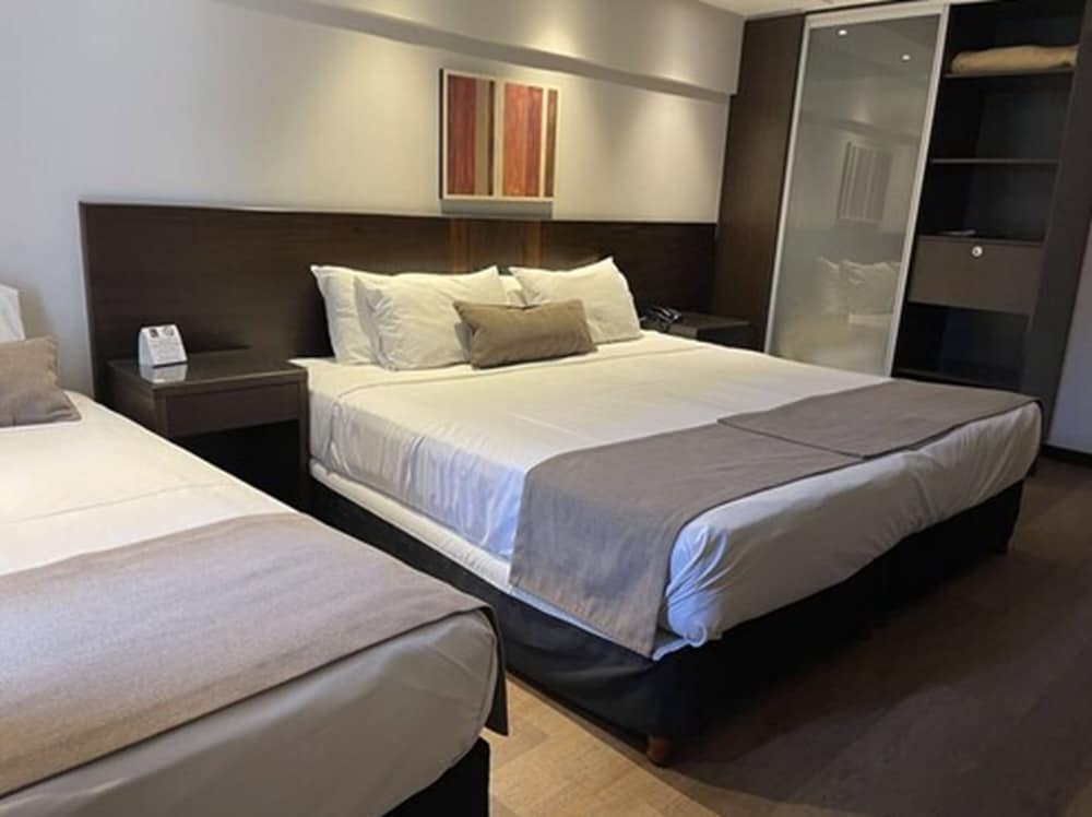 ROOM, TRIPLE, MULTIPLE BEDS