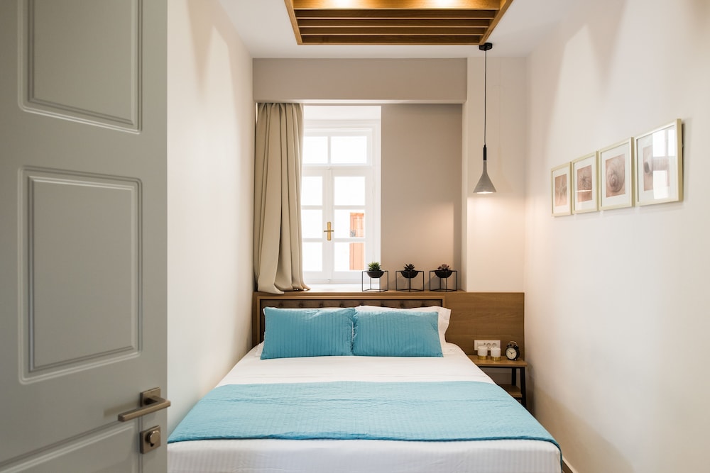 COMFORT, QUEEN BED