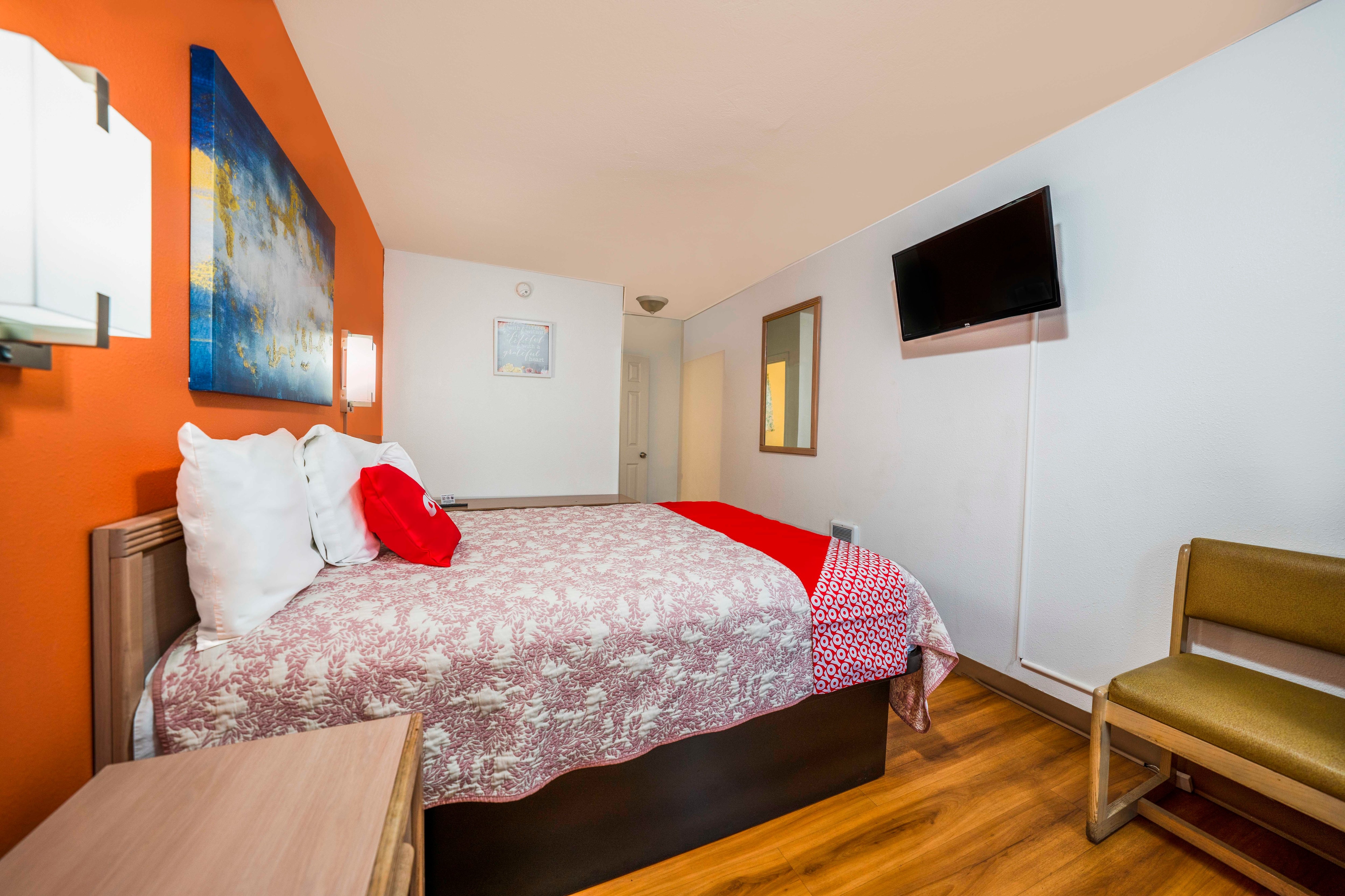 ROOM, QUEEN BED