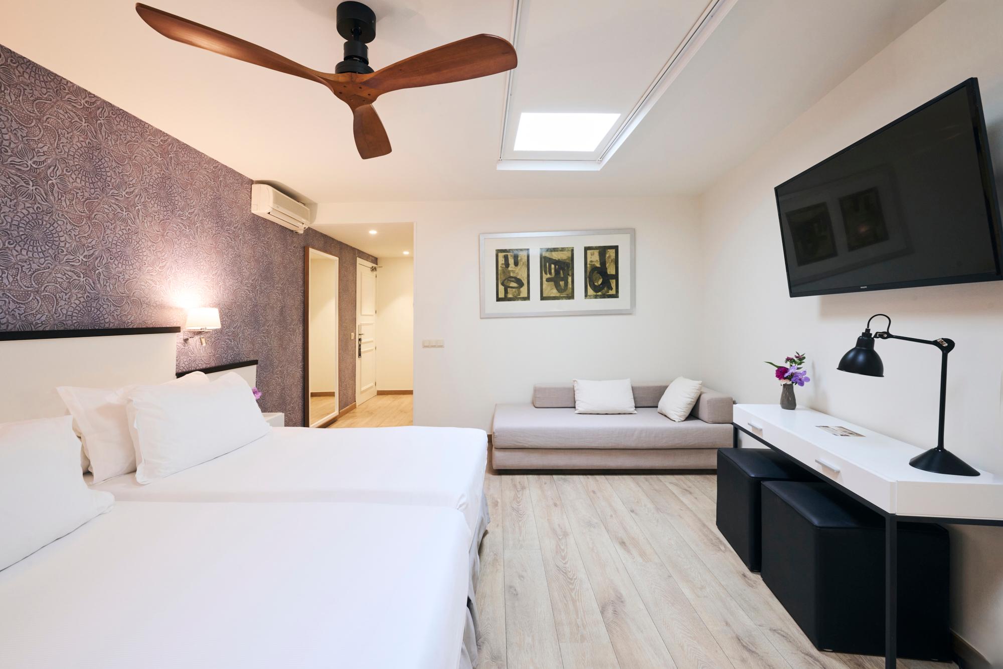 Deluxe, Attic