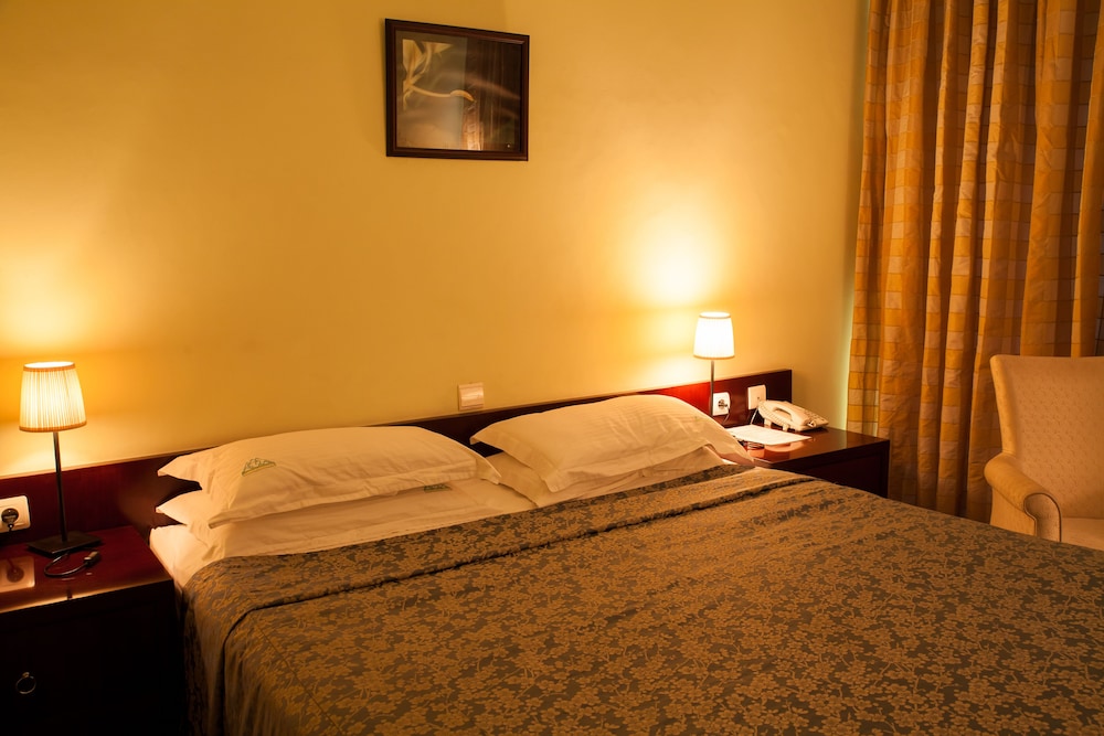 GORILLAS LAKE KIVU HOTEL 8/49