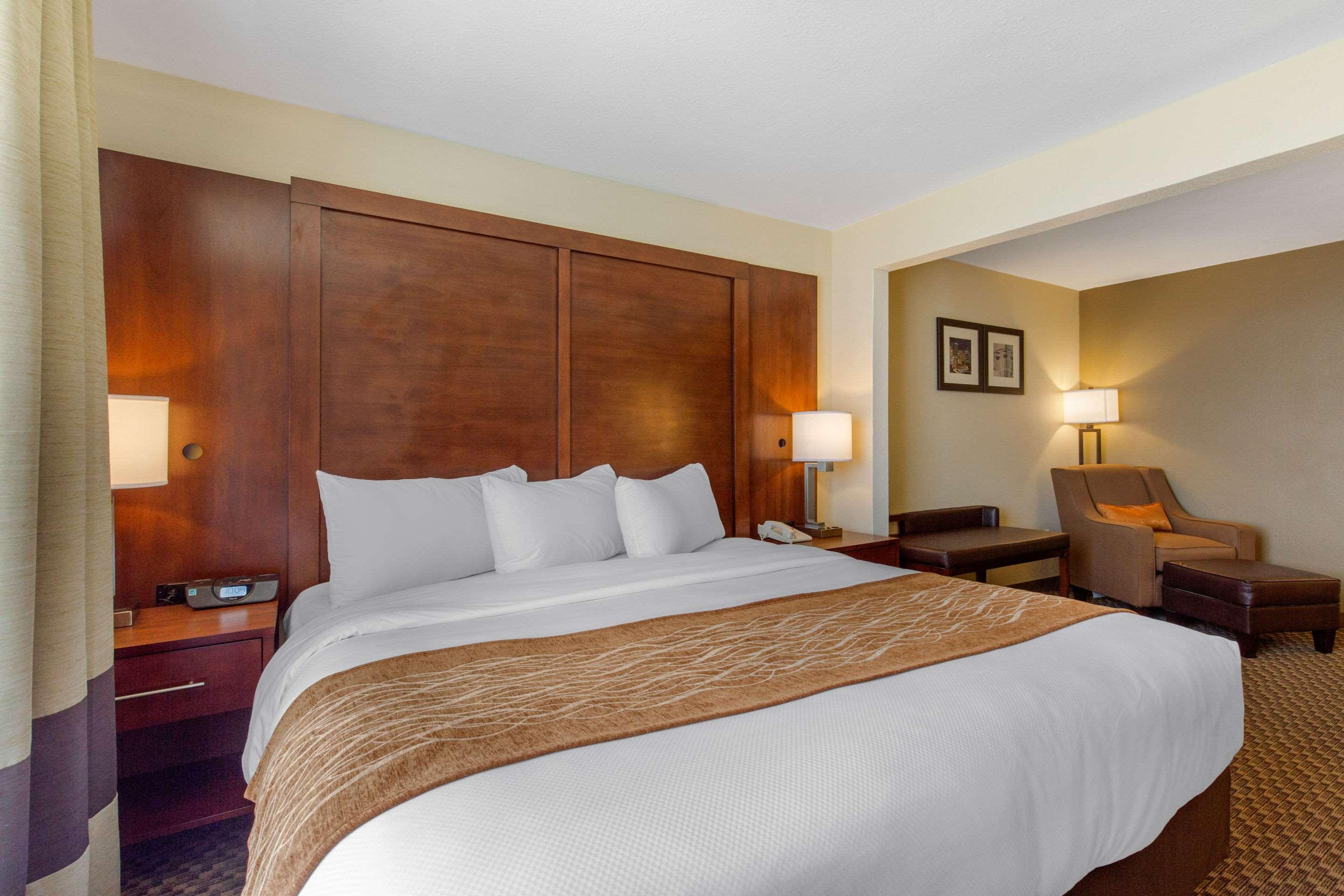 ROOM, KING BED