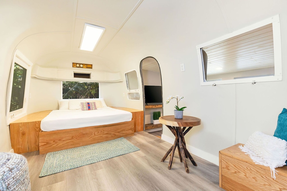 Airstream, 1 Queen and 1 Single Bed