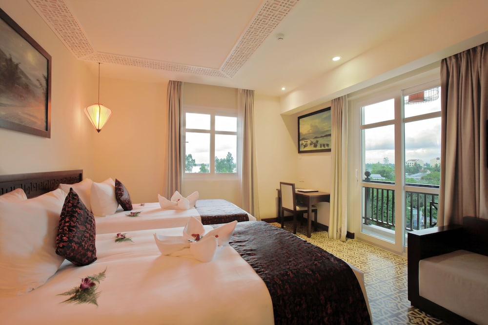 Royal Riverside Hoi An Hotel 56/75