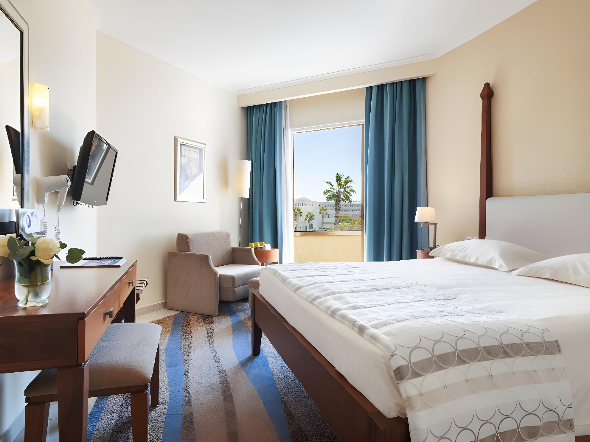 Deluxe, Double or Twin Bed, Side Sea View