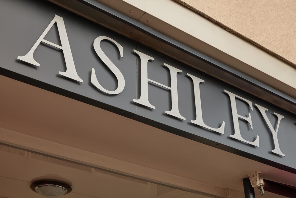 Ashley Hotel 32/50