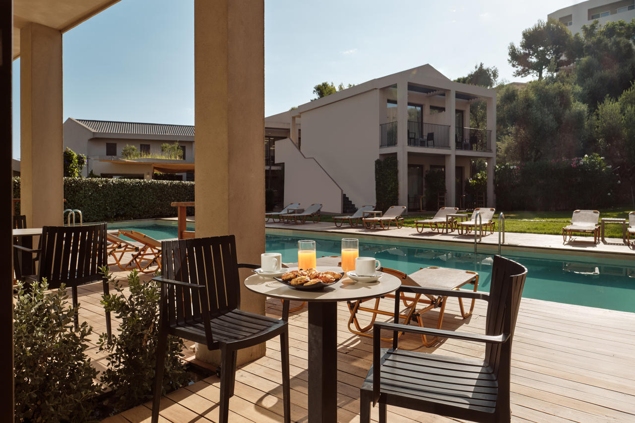 New Beach Hotel 31/43