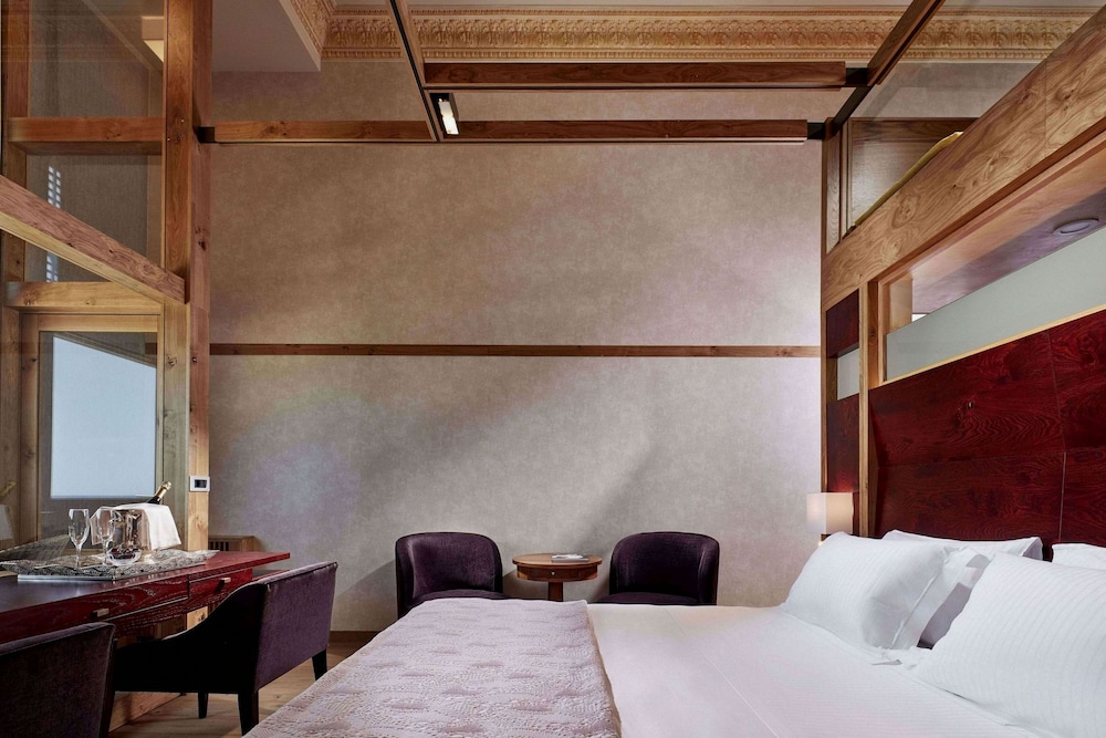 EXECUTIVE, SUITE