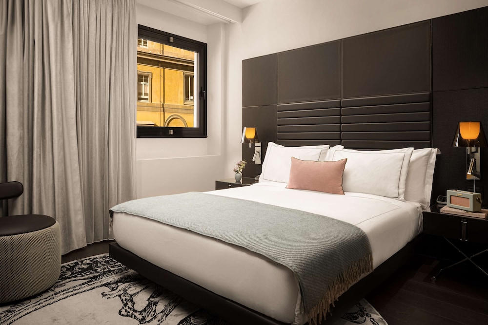 ART, QUEEN BED