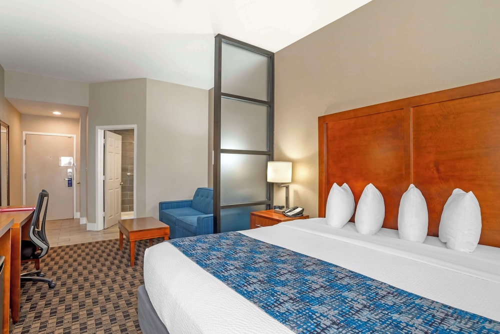 SUITE, KING BED, SOFA