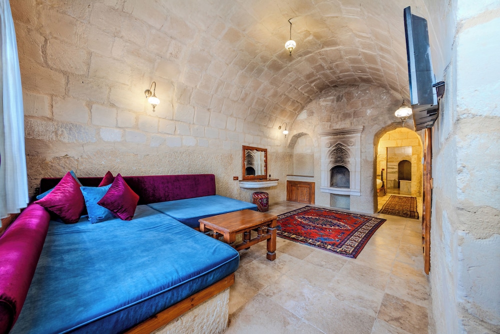 CAVE, PREMIUM, SUITE, KING BED