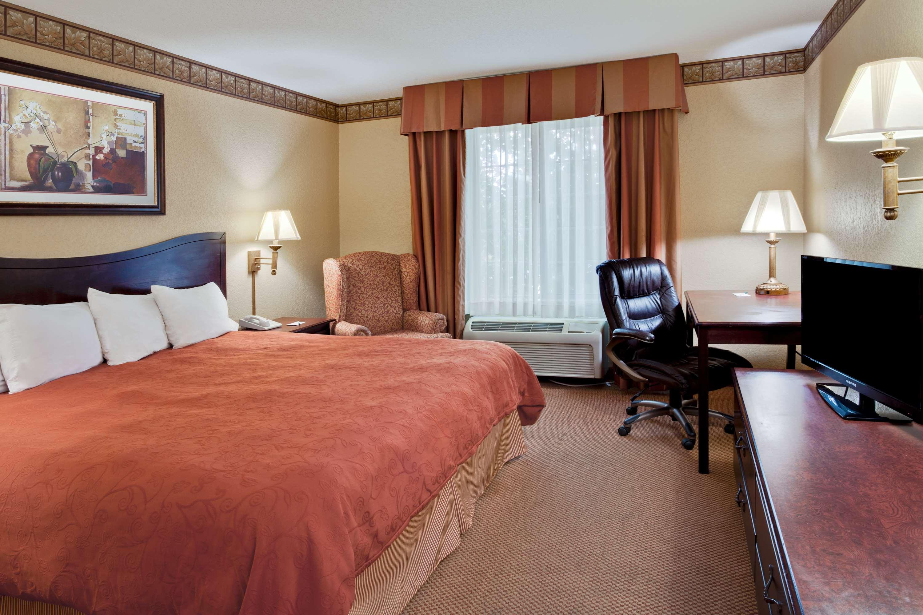 SUITE, KING BED
