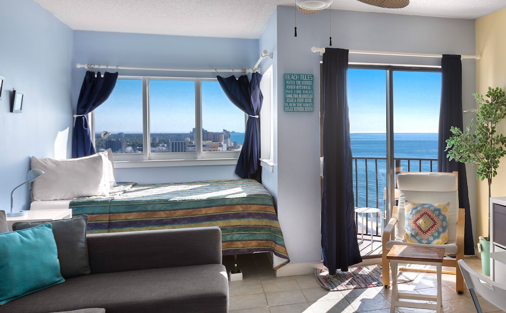 SUN, SUITE, QUEEN BED, OCEAN FRONT, SOFA, CORNER
