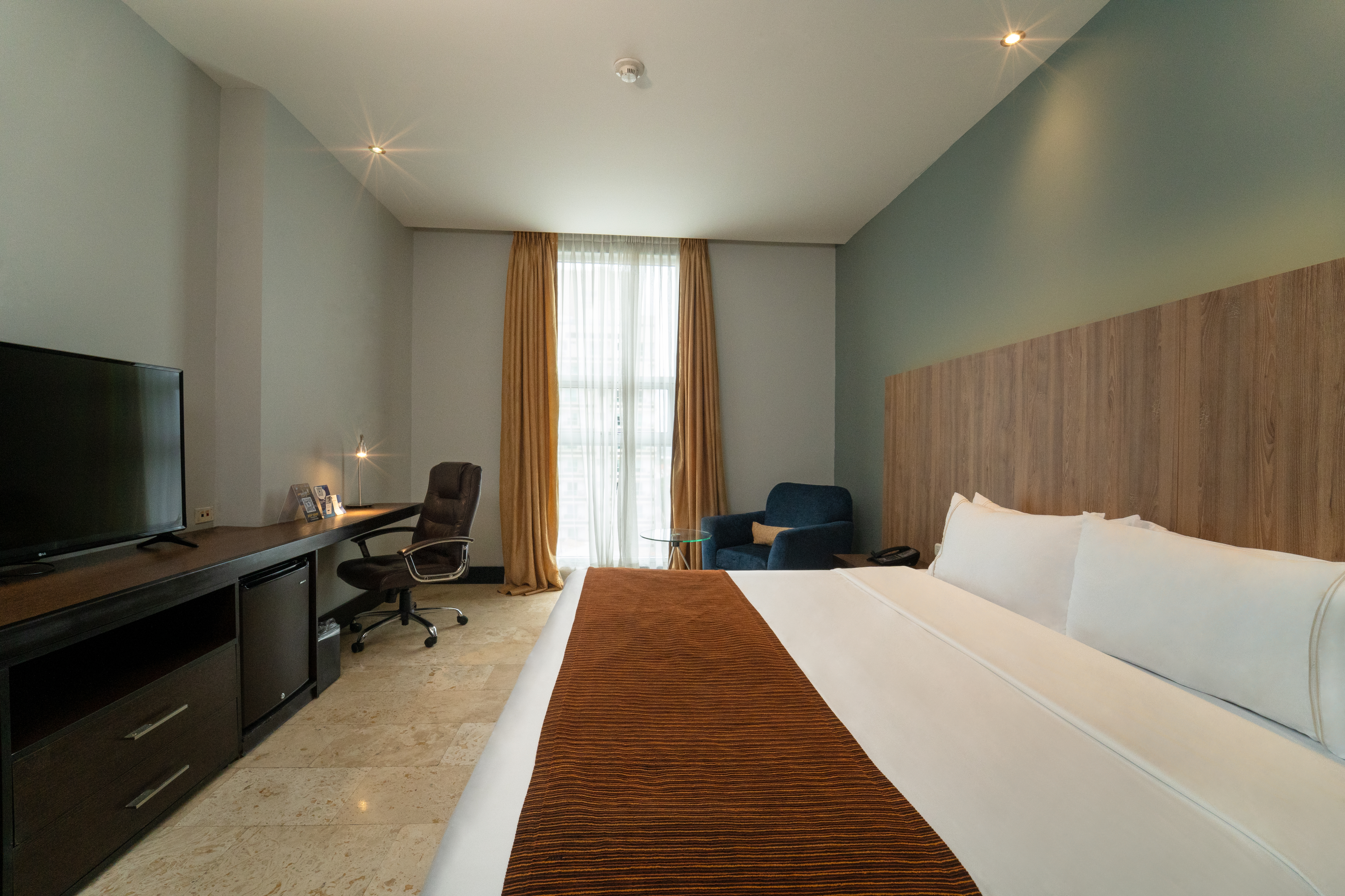 SUPERIOR, KING BED