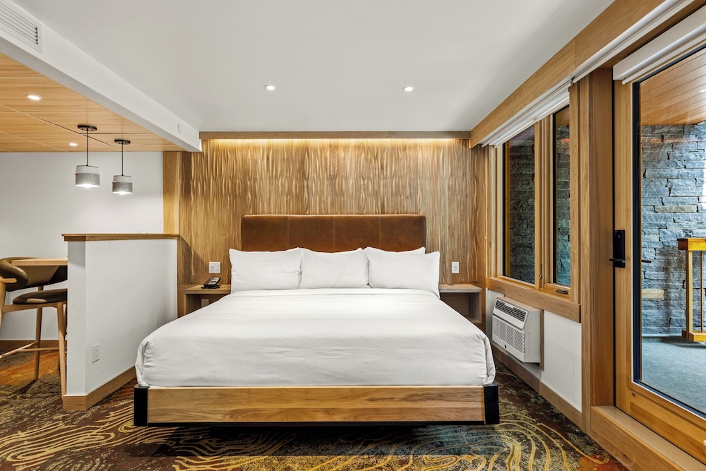 SUPERIOR, SUITE, KING BED