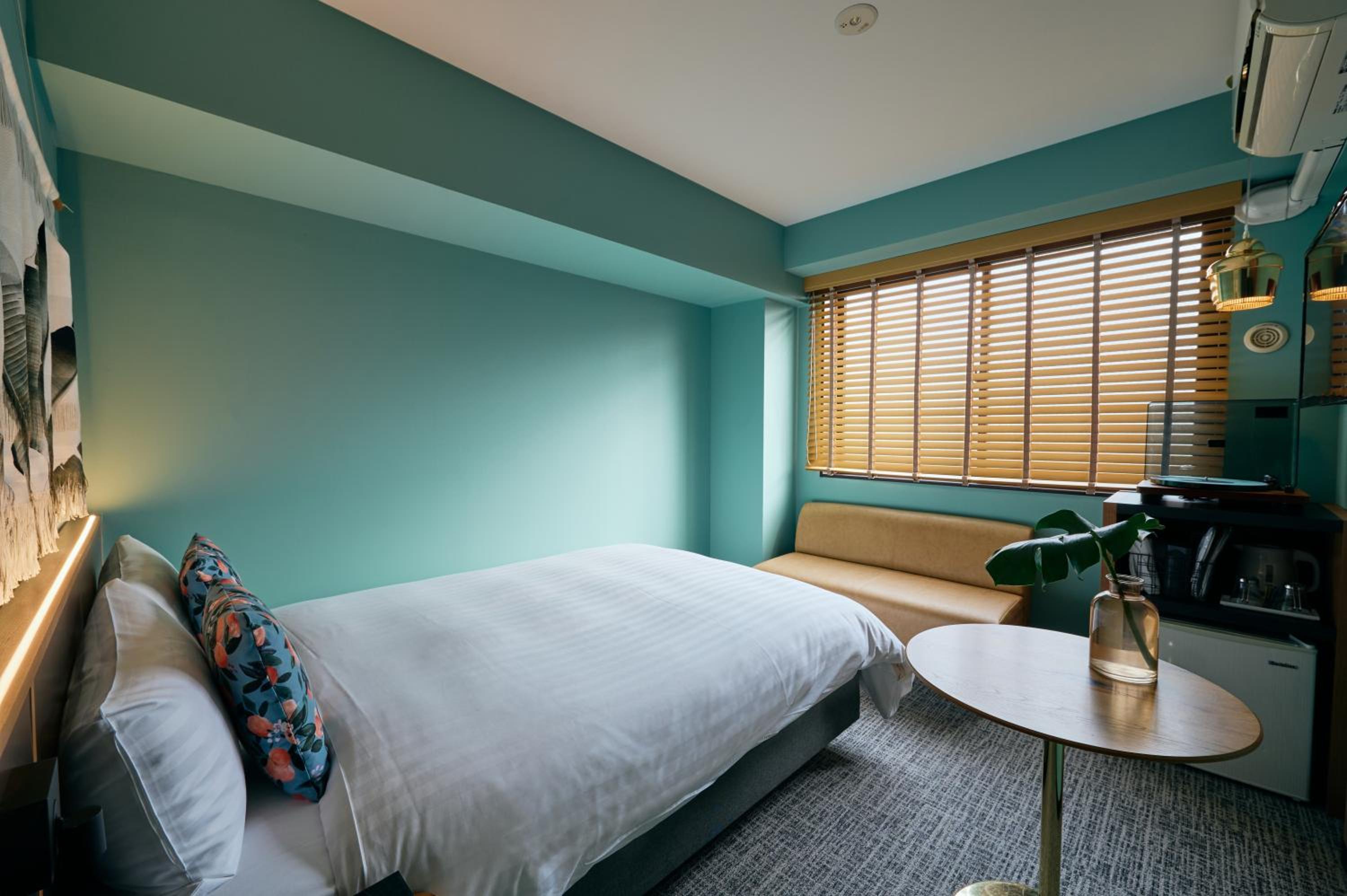 ROOM, DOUBLE BED