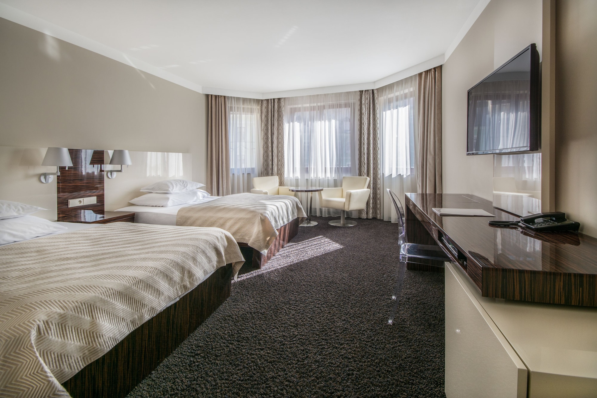 DELUXE, DOUBLE OR TWIN BED