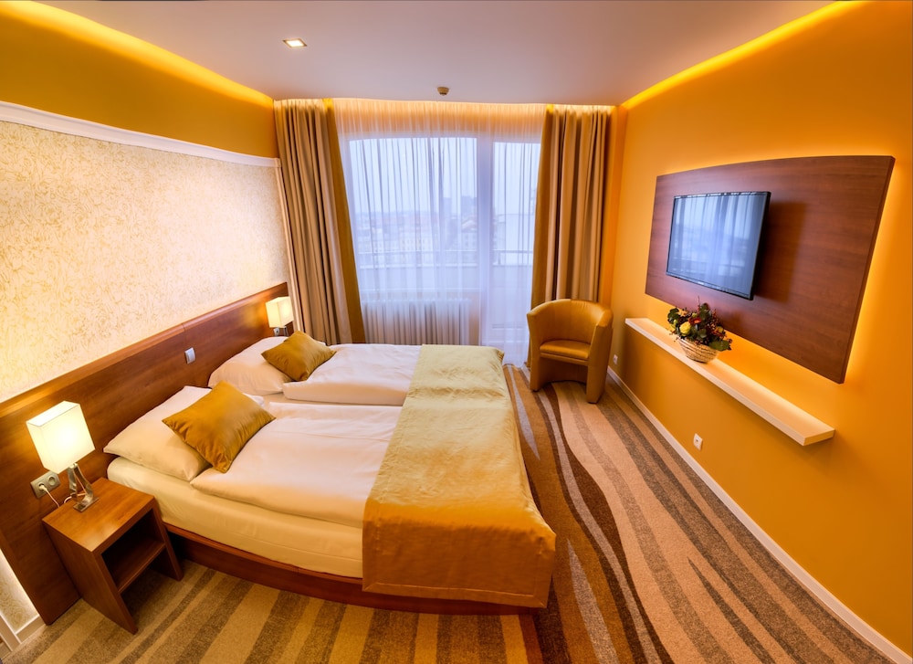 Avanti Hotel 25/72