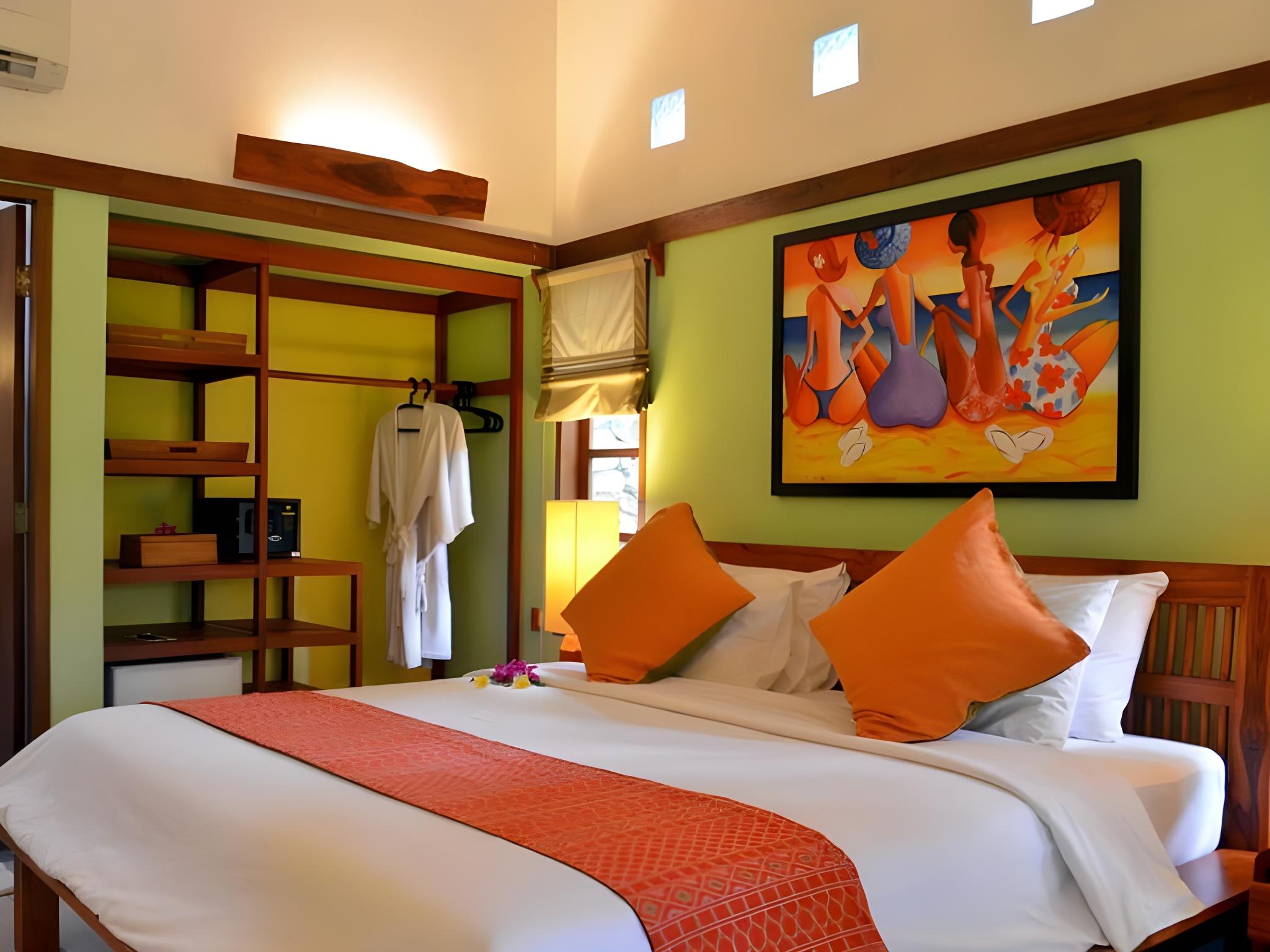 Garden, King Bed, Pool View