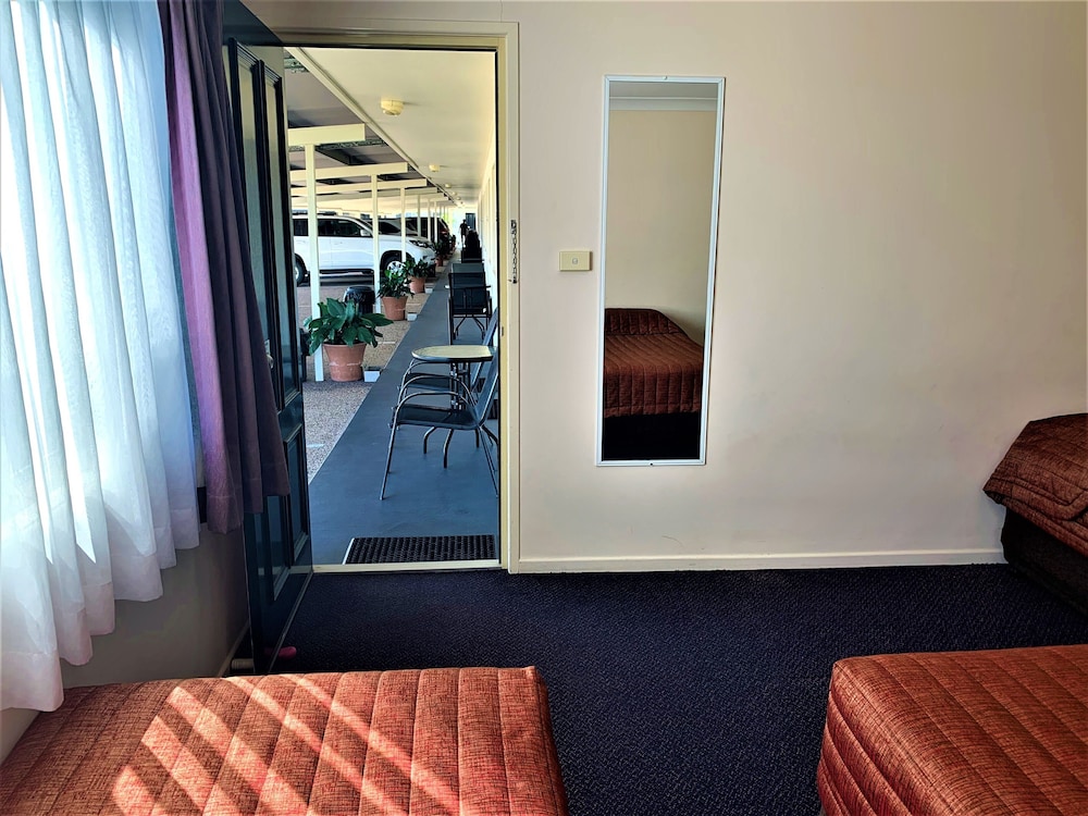 SILO MOTOR INN 29/51