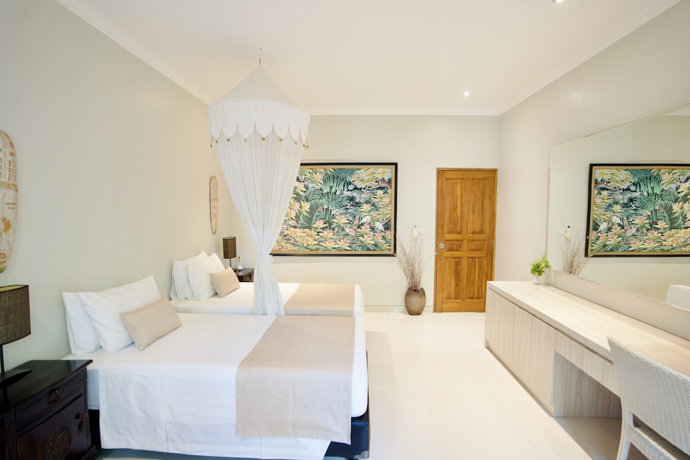 2 Bedrooms, Deluxe, Villa, 1 King and 1 Single Beds, Pool View, Pool Side