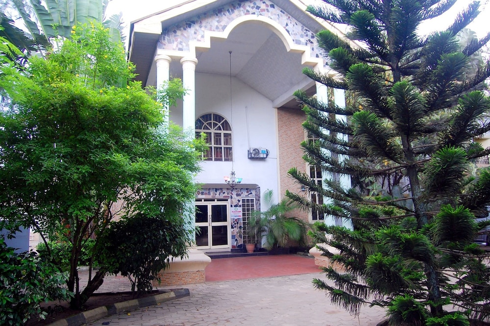 De-B Garden Hotel 3/38