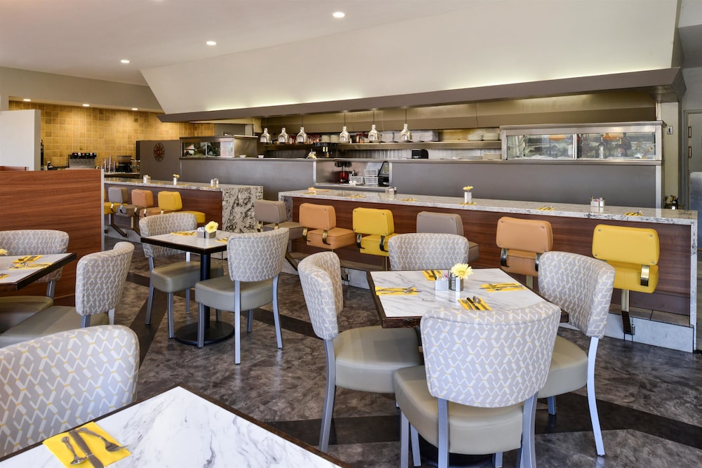 Royal Sun Inn & Suites 21/25