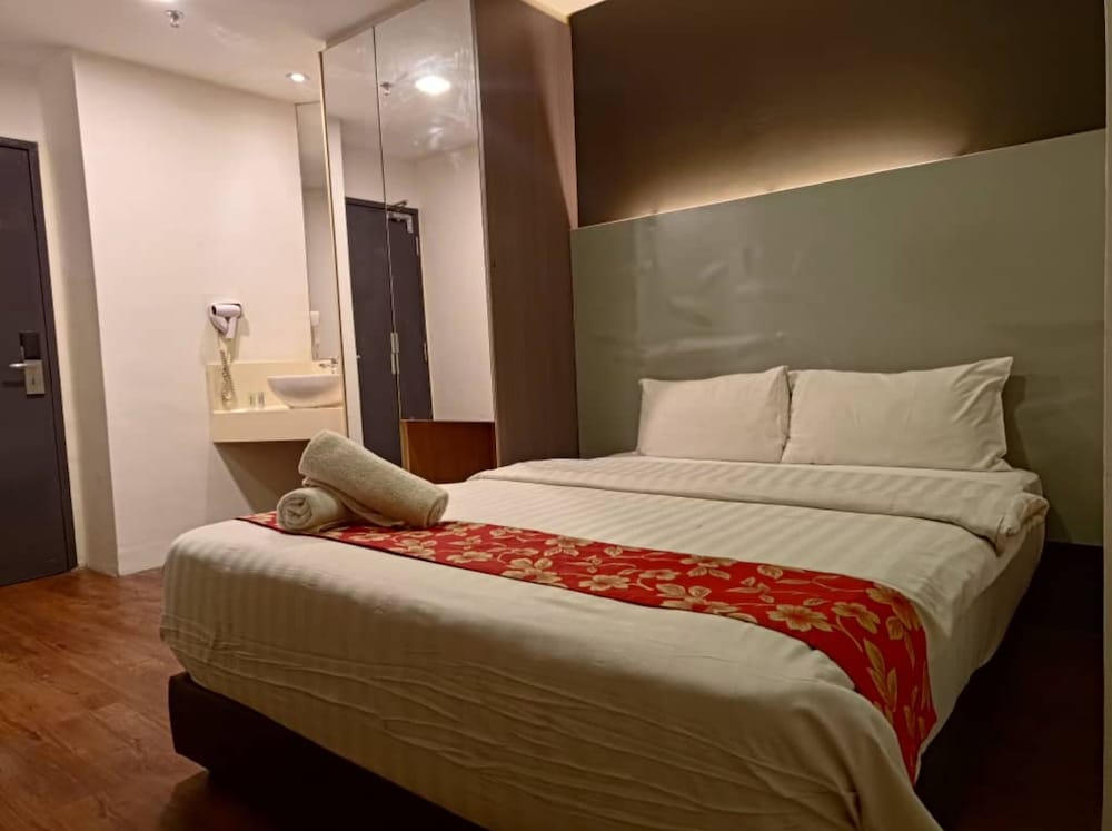 Superior, Queen Bed, No Window