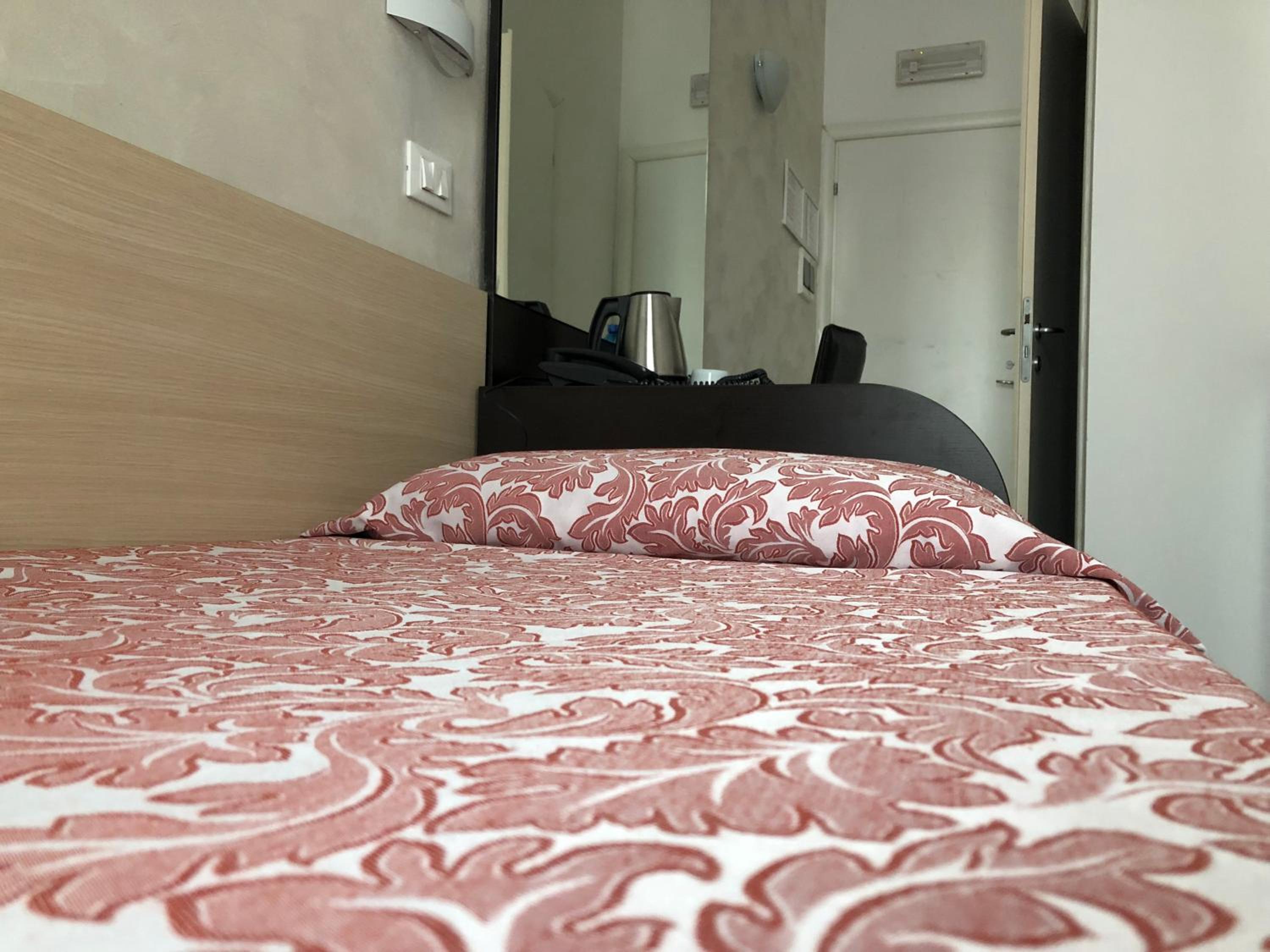 ROOM, SINGLE