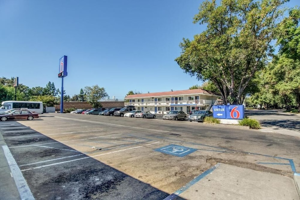Motel6 Stockton, CA - North 33/46