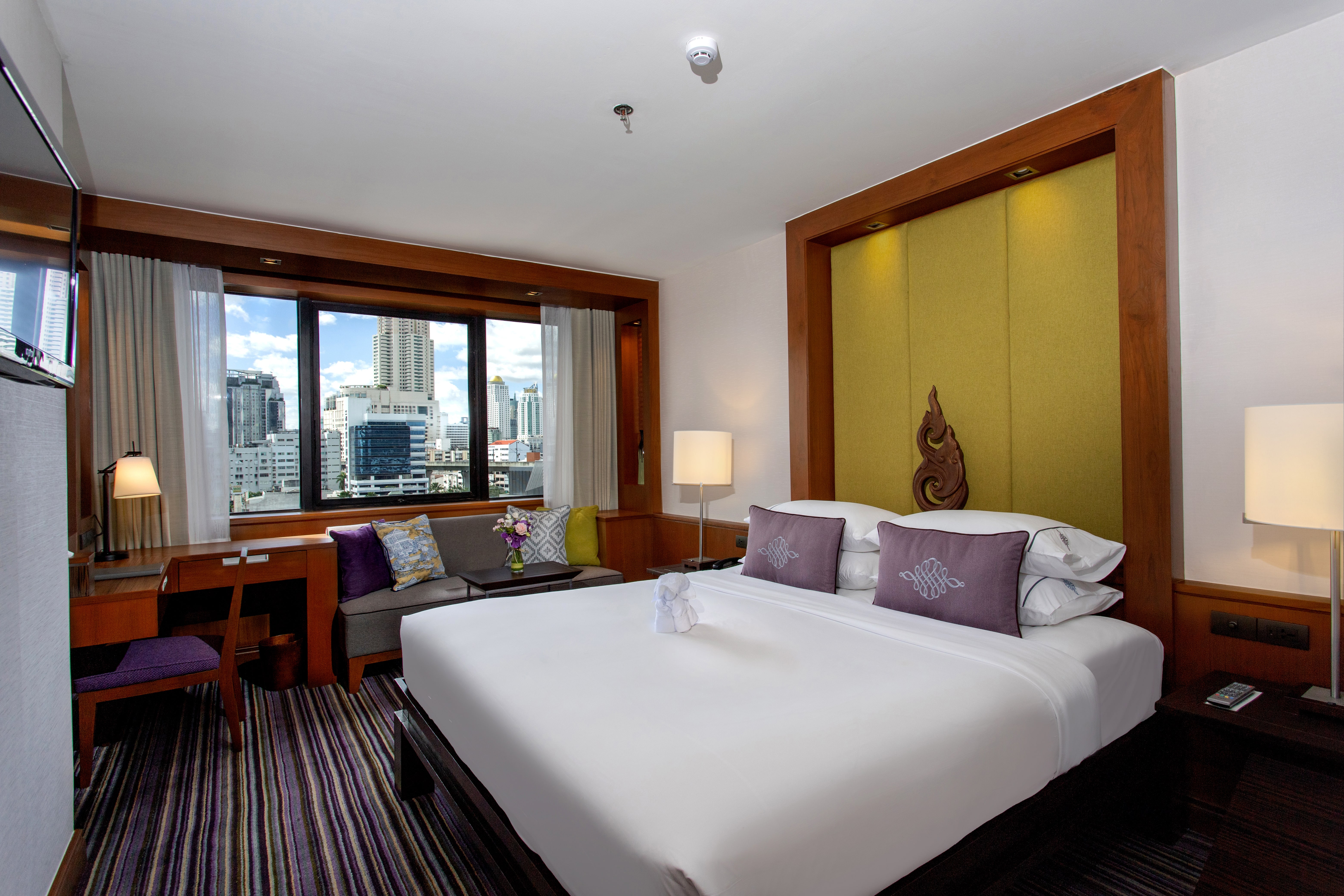 DELUXE, KING BED