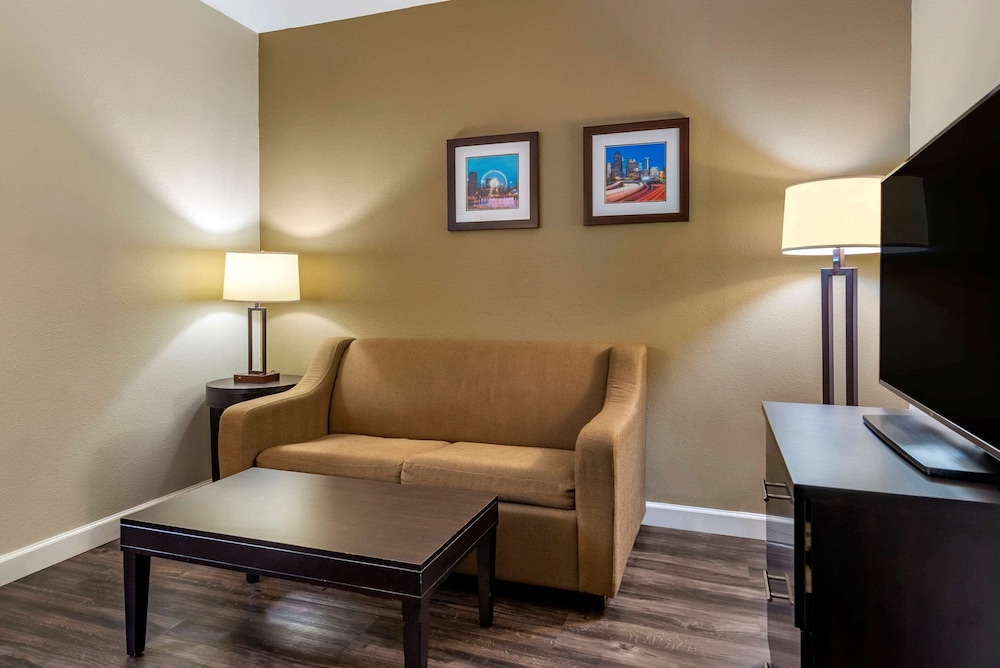 Comfort Inn & Suites Near Six Flags GA 25/38