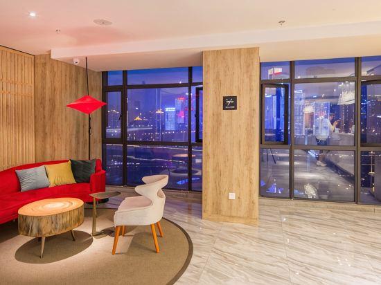 Chonpines Hotel (Chongqing Jiefangbei Hongyadong) 63/73