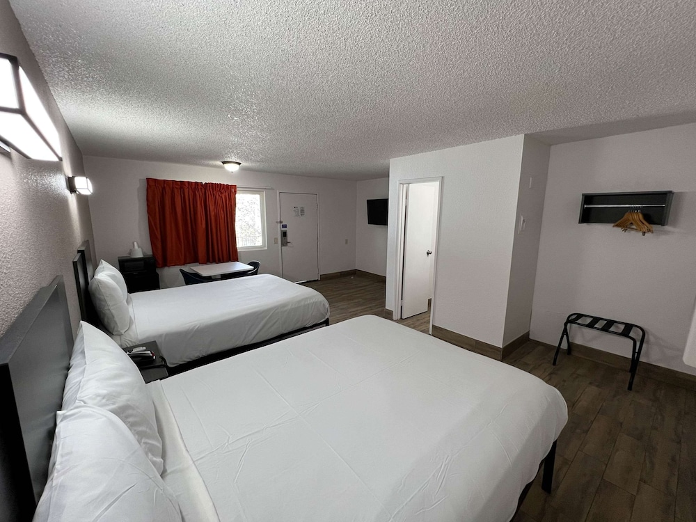 Motel6 Orange, CA - Anaheim 5/33