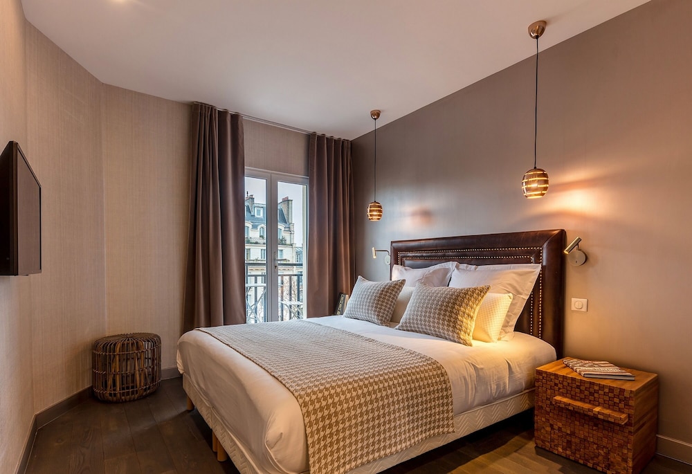 SUPERIOR, SUITE, QUEEN BED, SOFA