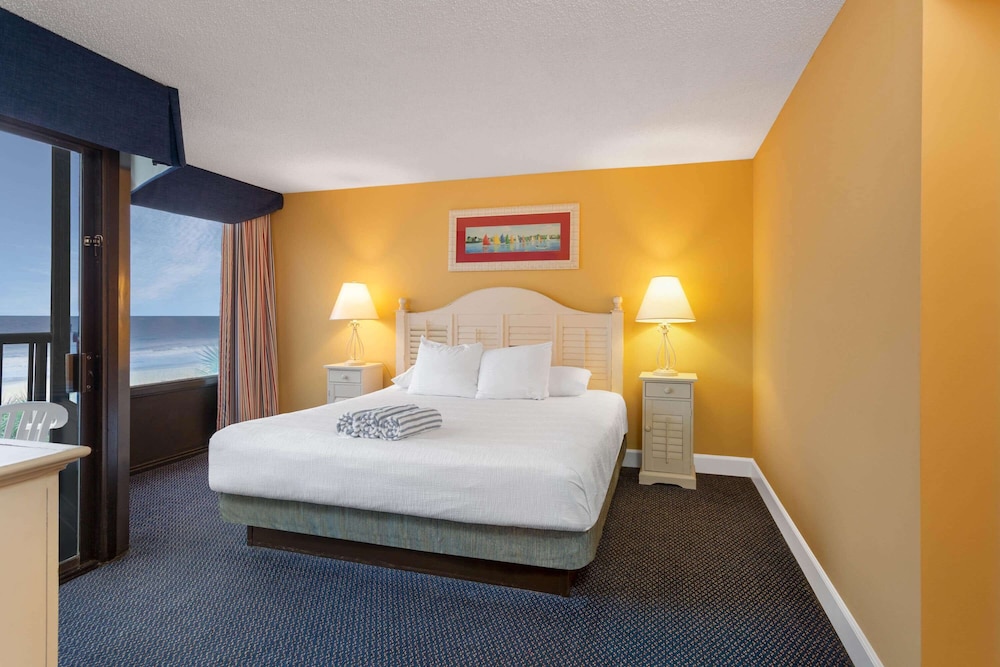 1 BEDROOM, SUITE, QUEEN BED, OCEAN FRONT